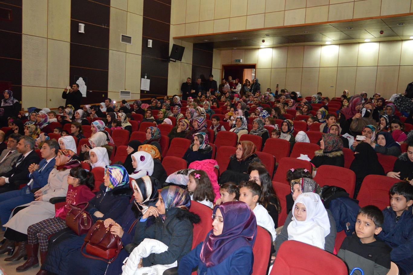 4-6 yaş Kur’an kursu çocuklarının Mevlid etkinliği göz doldurdu